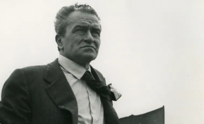 l'immagine mostra un giovane Piero Ingrao, con il volto corrucciato