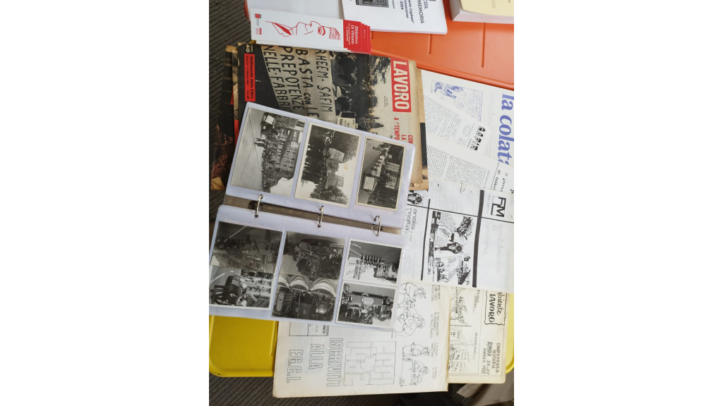 Banchetti con materiali in distribuzione