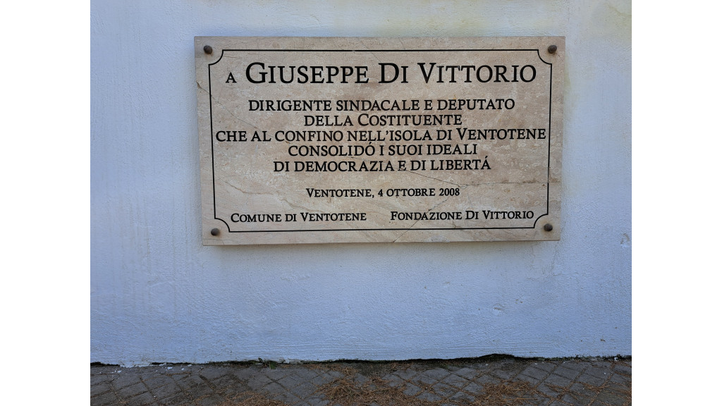 La lapide dedicata a Giuseppe Di Vittorio