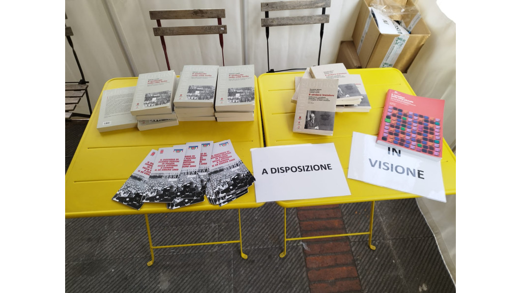 Banchetti con materiali in distribuzione