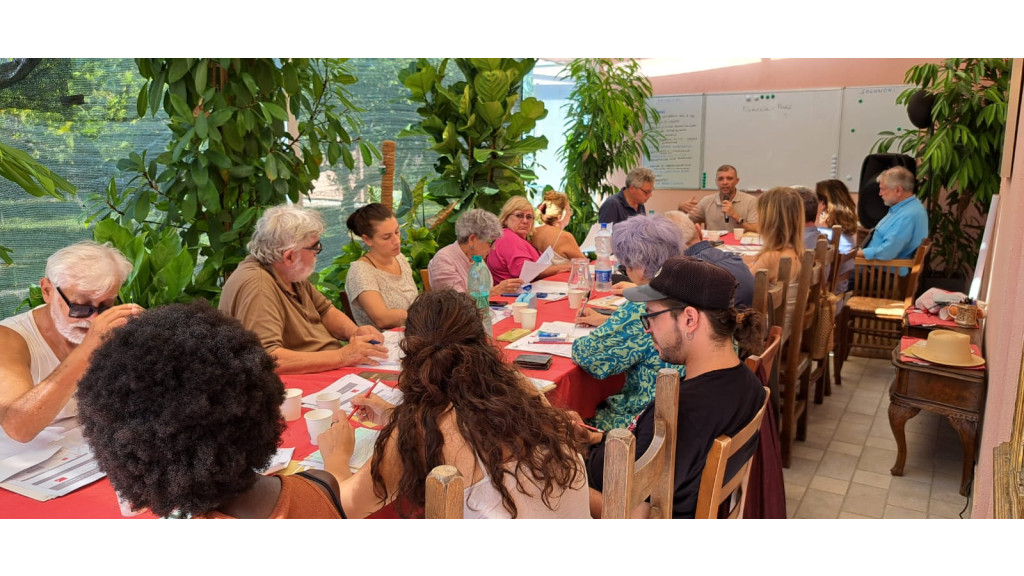 l'immagine mostra un tavolo con varie persone
